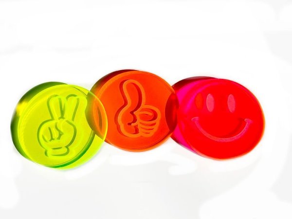 画像2: アクリル製 ゴルフチップマーカー 蛍光色 40mm いいね ピース スマイル 前向きゴルフ (2)