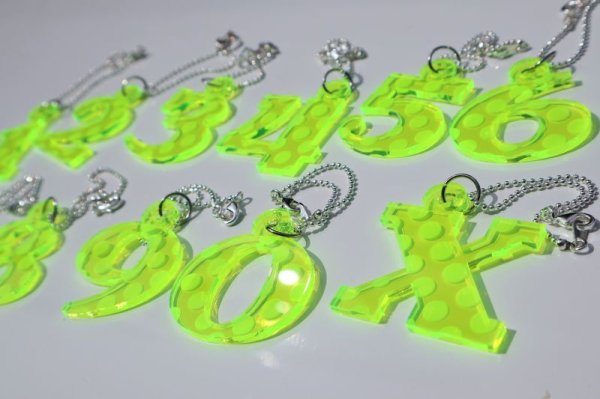 画像3: 蛍光グリーンドット【ヘッドカバーのウッドやUTの番号札に】アクリル製 ナンバーチャーム 艶あり 光沢 サイズ:40mm (3)