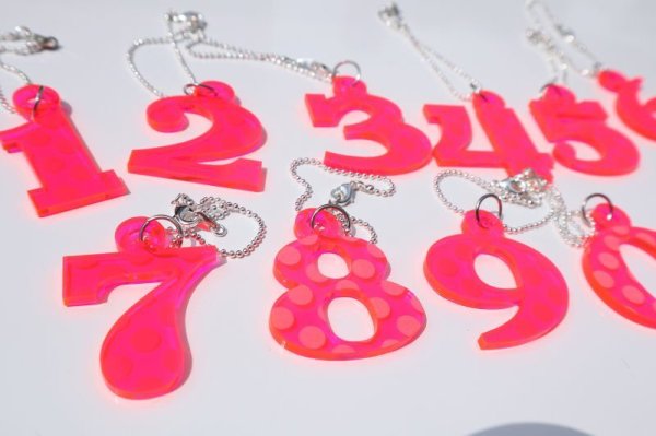 画像3: 蛍光ピンクドット【ヘッドカバーのウッドやUTの番号札に】アクリル製 ナンバーチャーム 艶あり 光沢 サイズ:40mm (3)