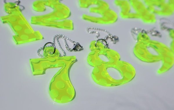 画像2: 蛍光グリーンドット【ヘッドカバーのウッドやUTの番号札に】アクリル製 ナンバーチャーム 艶あり 光沢 サイズ:40mm (2)