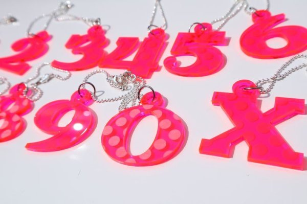 画像2: 蛍光ピンクドット【ヘッドカバーのウッドやUTの番号札に】アクリル製 ナンバーチャーム 艶あり 光沢 サイズ:40mm (2)