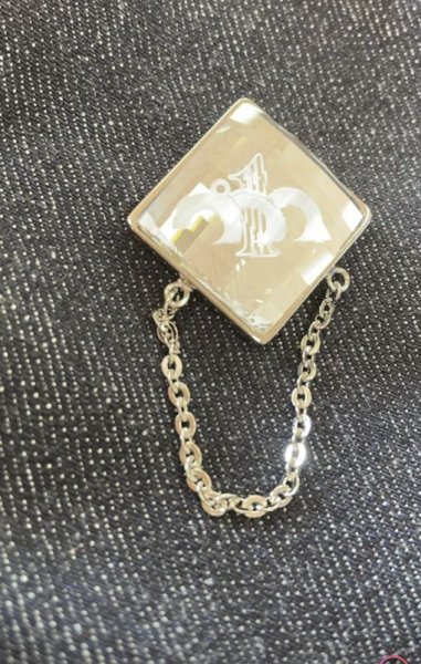 画像2: SWAROVSKI オリジナル社章・バッチ製作【1個より製作】サイズ21mm*21mm【ギフトボックス入り】 (2)