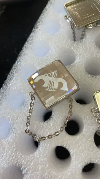画像8: SWAROVSKI オリジナル社章・バッチ製作【1個より製作】サイズ21mm*21mm【ギフトボックス入り】 (8)